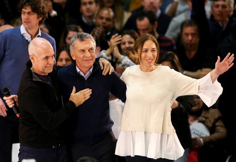 El presidente Mauricio Macri abraza a la gobernadora de la provincia de Buenos Aires, María Eugenia Vidal y al jefe de Gobierno de la ciudad de Buenos Aires, Horacio Rodríguez Larreta, durante un acto de campaña en agosto de 2019. Crédito: REUTERS / Agustin Marcarian.