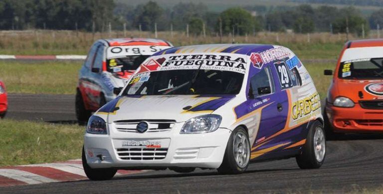 El piloto Lucas Garro con su Chevrolet Corsa