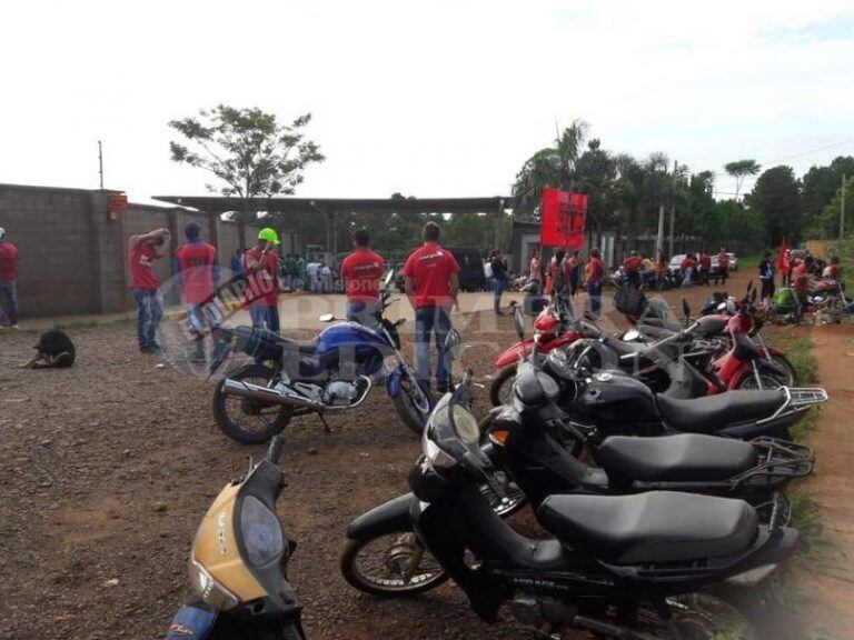 Manifestantes impiden la salida de colectivos en Posadas. (Foto: Primera Edición)