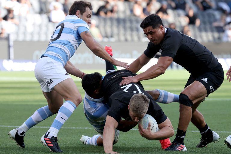 Santiago Chocobares de Los Pumas tacklea a Jack Goodhue (Foto: David Gray / AFP)