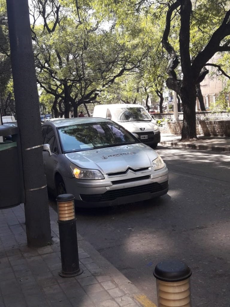 Los vehículos municipales mal estacionados en el centro de Córdoba. (Fotos Paola Pignata)