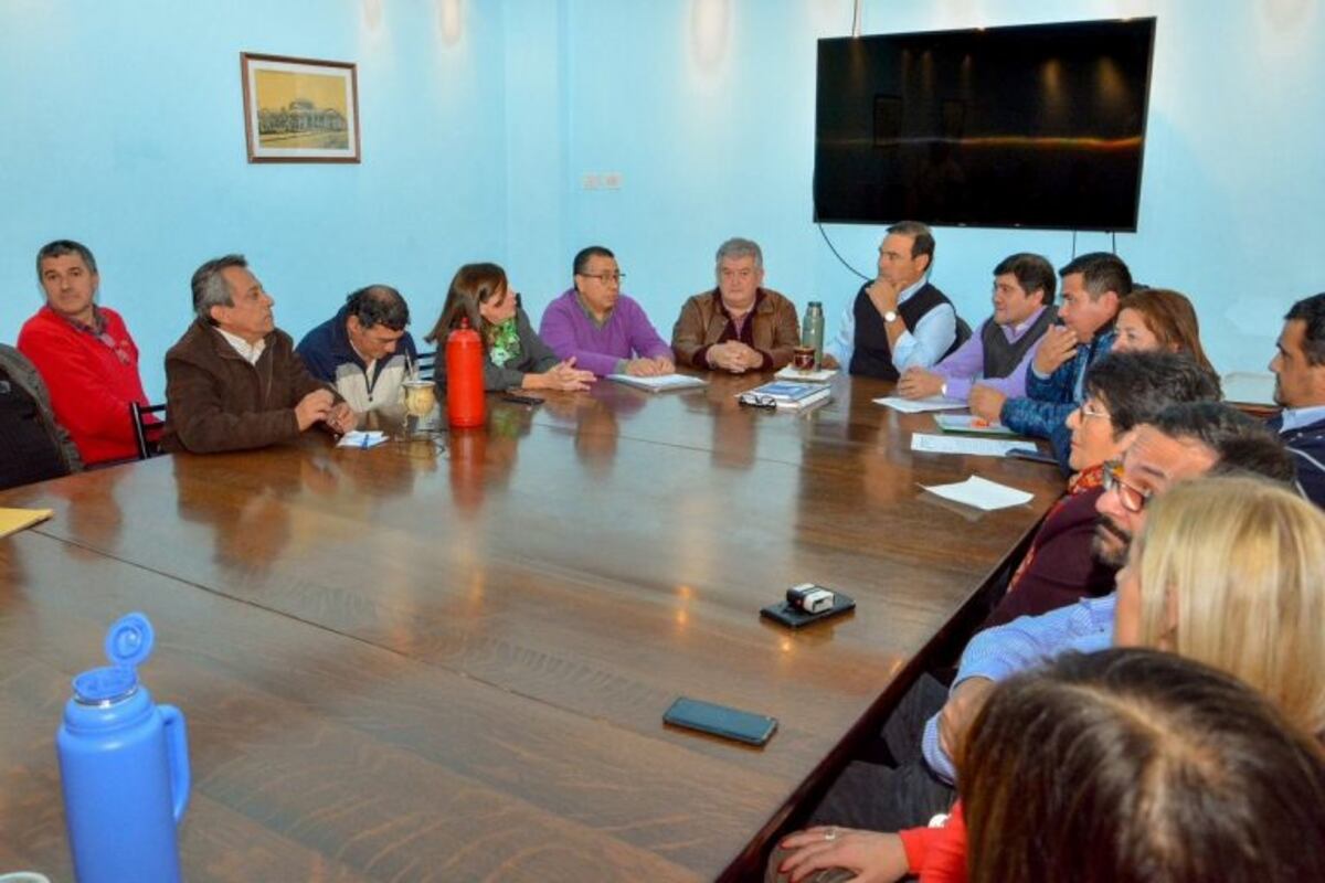 Valdés recibió a representantes de los gremios de la provincia