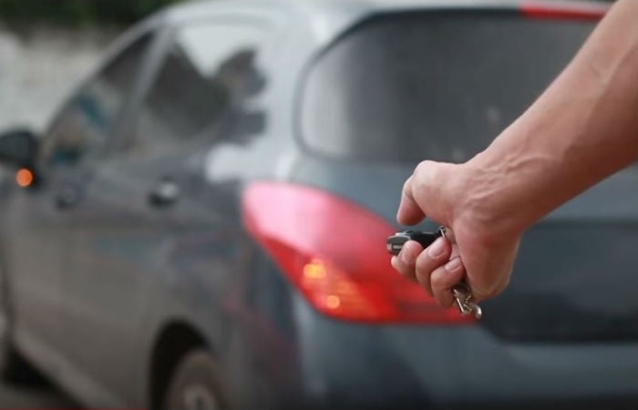 Por precaución, piden cerciorarse que las puertas del vehículo queden bloqueadas tras colocar la alarma.