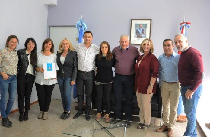 Entrega de ayuda económica a la Biblioteca Sarmiento de Río Ceballos (Foto: Info Sierras)