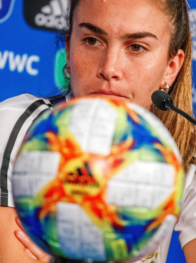 La defensora argentina Agustina Barroso en rueda de prensa en el estadio Parque de los Príncipes, en París, Francia, antes de enfrentar a Escocia en un encuentro del grupo D del Mundial Femenino de Fútbol. (EFE/ Srdjan Suki)