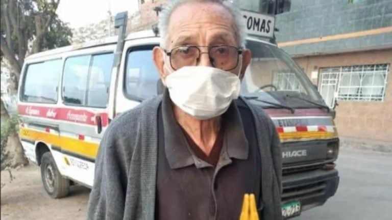 Abuelo sale todos los días a buscar a su perro perdido y se volvió viral (Web)