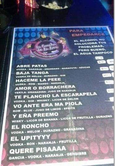 "Baja tanga" y "Abre patas", los tragos machistas que ofrecen en un bar de Salta.