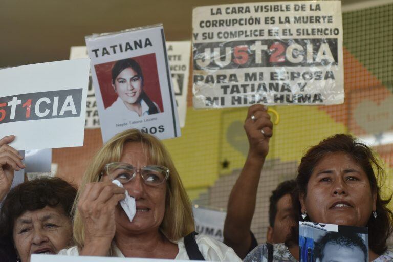 DYN09, BUENOS AIRES, 22/02/2017, FAMILIARES Y AMIGOS DE LAS VICTIMAS DE LA TRAGEDIA DE ONCE, DURANTE EL HOMENAJE, ESTA MAÑANA, EN LA TERMINAL FERROVIARIA AL CUMPLIRSE CINCO AÑOS. FOTO:DYN/LUCIANO THIEBERGER.