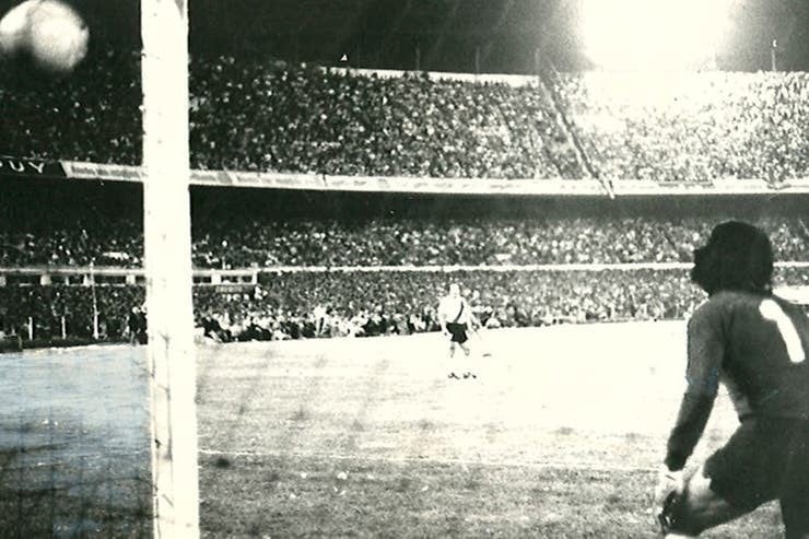 Fillol mirando la pelota dentro del arco (web).