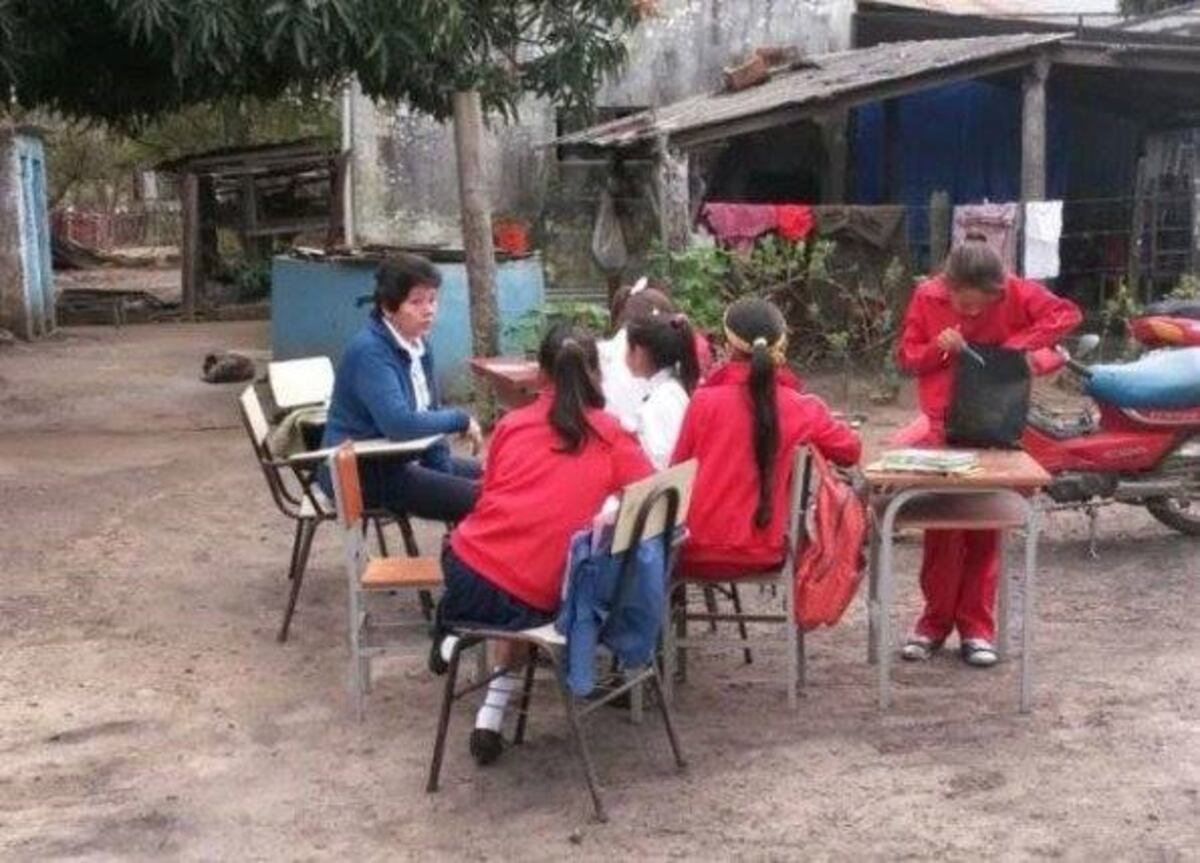 Alumnos paraguayos asisten a clase en Clorinda