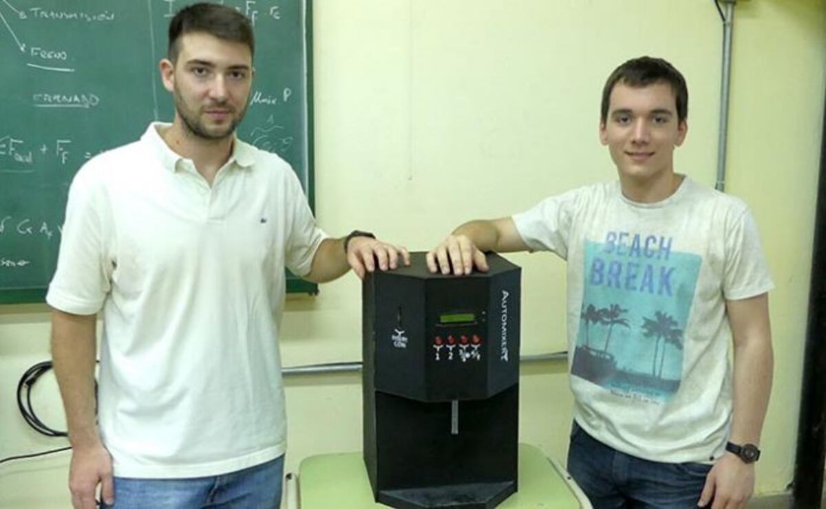 Estudiantes crearon la máquina que prepara el fernet con coca "perfecto"