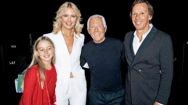 LA MODELO JUNTO AL DISEÑADOR ITALIANO GIORGIO ARMANI, SU ESPOSO Y LA PEQUEÑA TAÍNA.