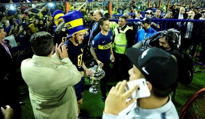 Fernando Gago y Pablo Perez con el trofeo de la Superliga.