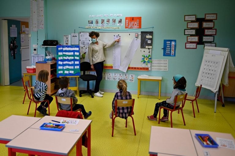 Todas las maestras usan cubrebocas. (Foto:AFP)