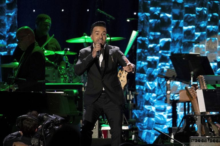 Luis Fonsi performs onstage at the 2018 Pre-Grammy Gala And Salute To Industry Icons at the Sheraton New York Times Square Hotel on Saturday, Jan. 27, 2018, in New York. (Photo by Michael Zorn/Invision/AP) nueva york eeuu Luis Fonsi entrega premios anual Grammy 2018 ceremonia entrega premio musicos cantantes invitados personalidades del espectaculo