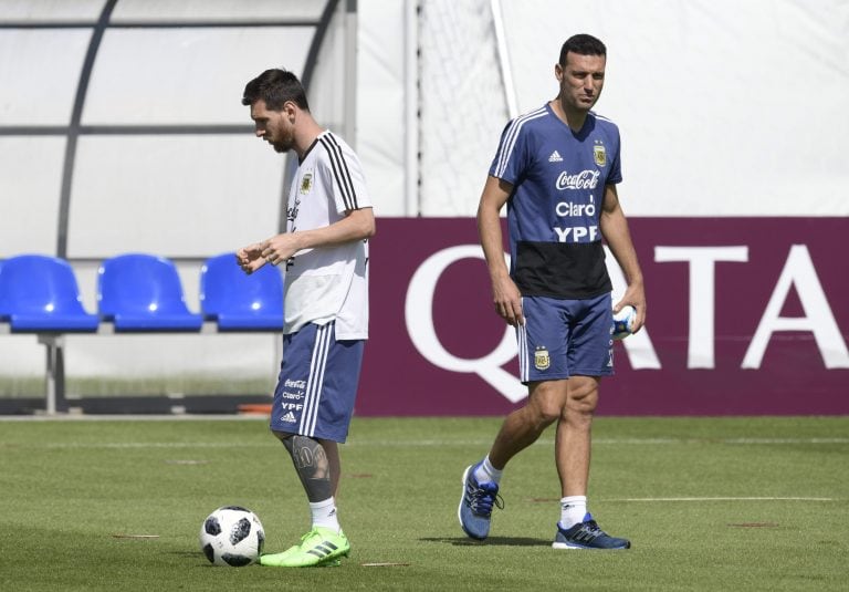 Lionel Messi y Lionel Scaloni. (Foto de archivo, AFP)