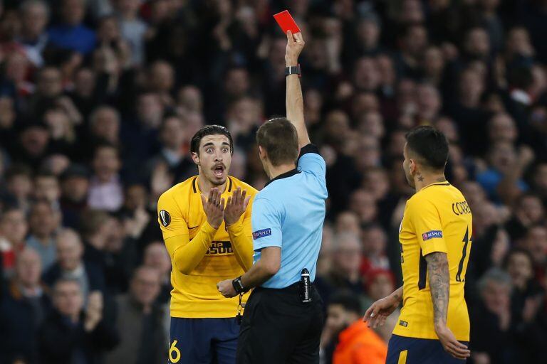 Sime Vrsaljko se queja tras ser expulsado. Foto: AFP.