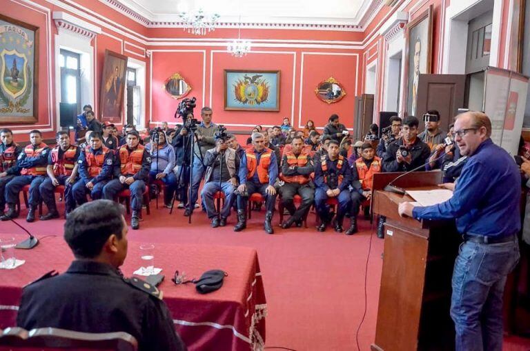 El gobernador Oliva pronunció un elogioso discurso en el acto de reconocimiento a los bomberos jujeños que regresaban a