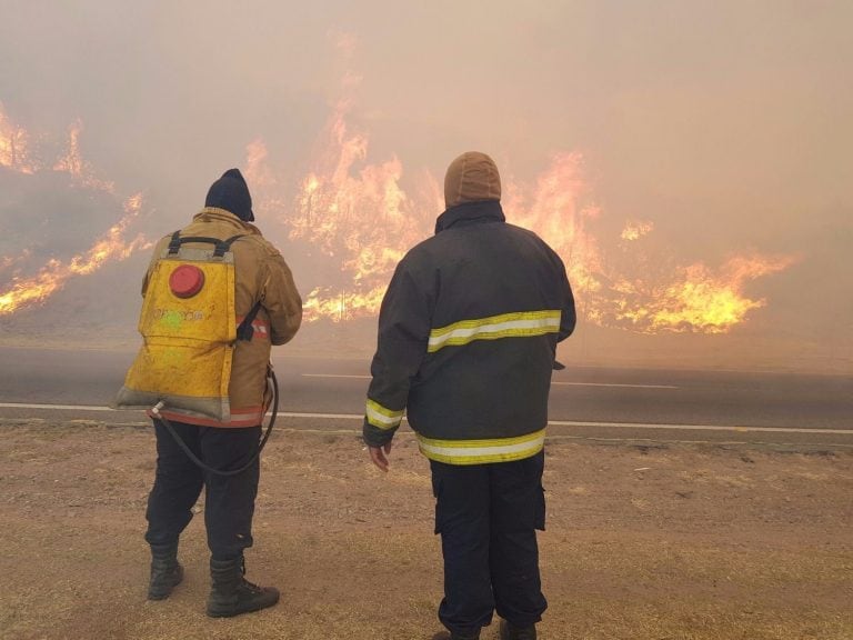 Bomberos trabajaron para sofocar las llamas. Fotos: Nicolás Varvara, Alejandro Lorda