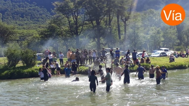 Jóvenes jugando en el agua