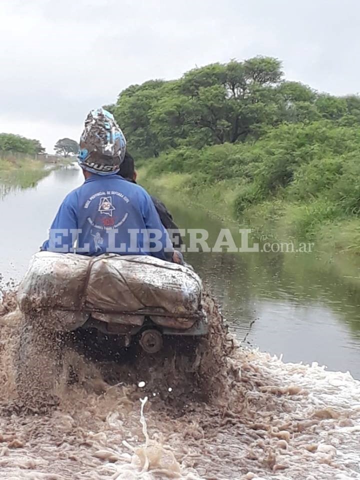 Cómo fue el rescate a los evacuados en el Sudeste santiagueño en fotos