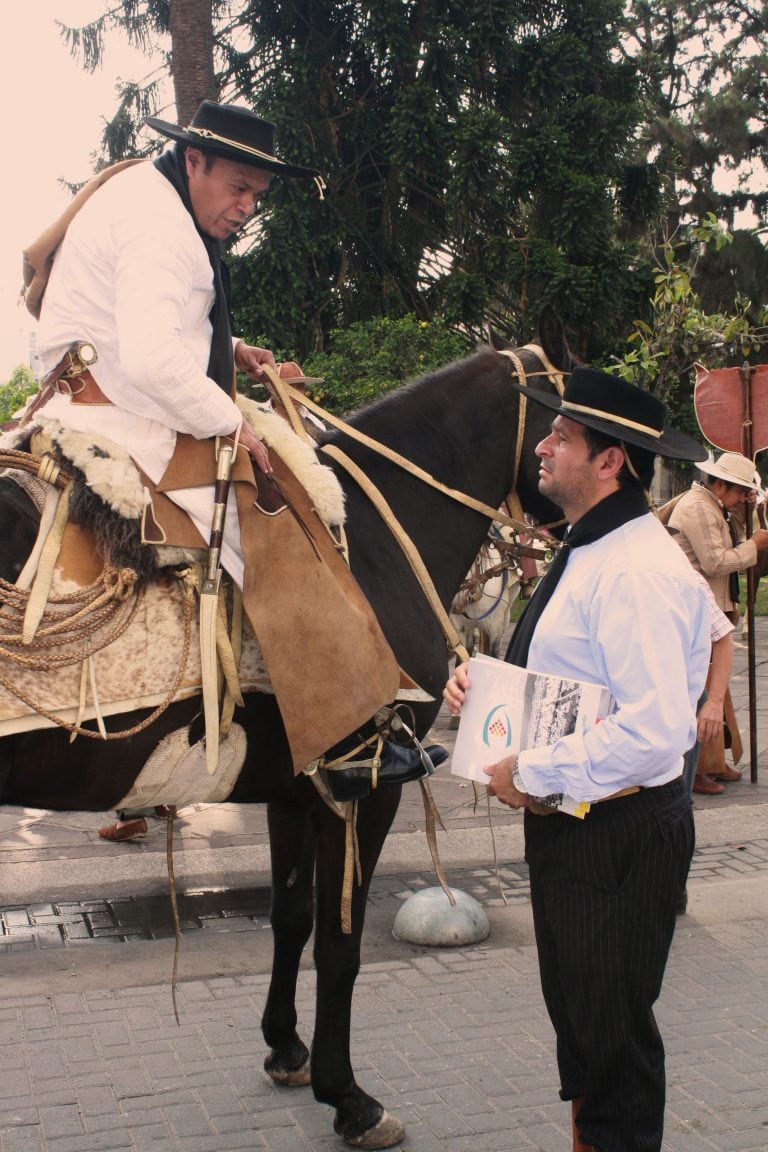 En la partida de la procesión gaucha del sábado, el concejal capitalino Santiago Jubert entregó al presidente de la Asociación Gaucha “Éxodo Jujeño”, Aldo Ortiz, la declaración de "Interés Municipal" para la marcha tradicionalista.