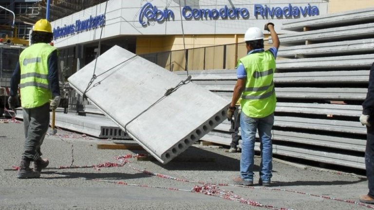 Los trabajadores de la construcción no reciben sus salarios por parte de la empresa.