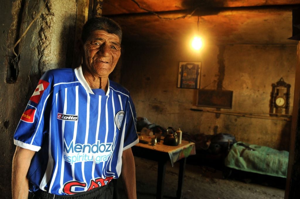 El "Loco Julio, el hincha Nº1 a quien le regaló una tribuna para que su amado Godoy Cruz brillara.