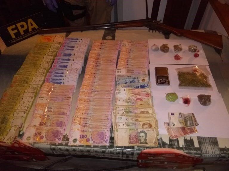 Imagen de lo secuestrado: 200 dosis de marihuana, armas y dinero en efectivo. (Foto: Twitter / FPA).