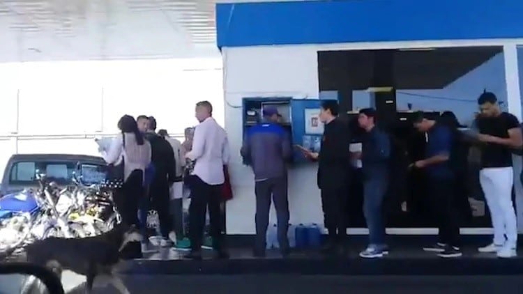 Largas colas para pedir trabajo en una estación de servicio en Avellaneda (Web)