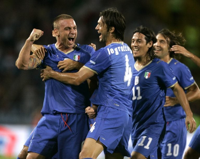 Mauro Camoranesi y Daniele De Rossi. (Foto: Antonio Calanni/AP)