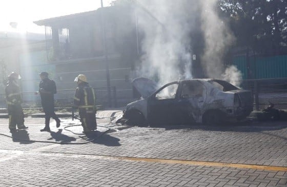 Bomberos debieron trabajar en el lugar del siniestro durante varios minutos.