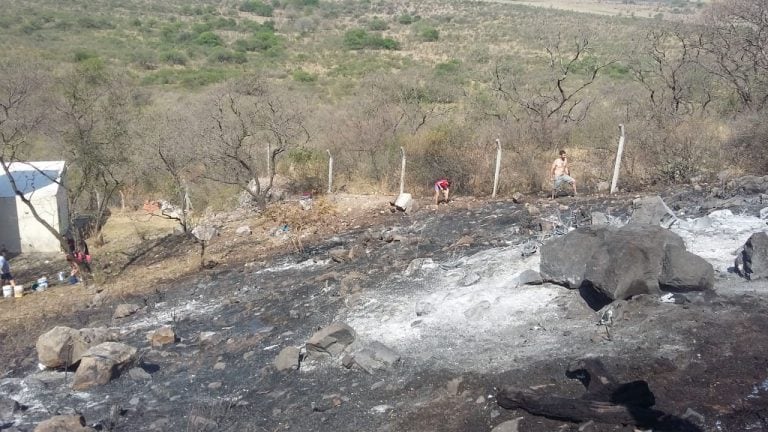 La Calera: vecinos apagan las "brasas" que quedaron.