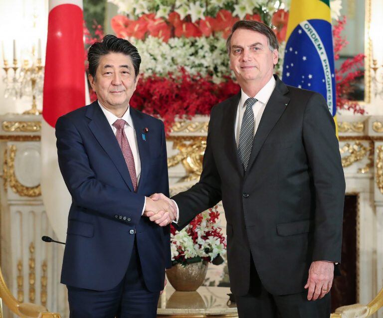 Jair Bolsonaro con el Primer Ministro japonés Shinzo Abe. (Foto: Japan pool via Jiji Press/AFP)