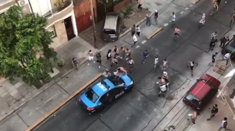 Los hinchas atacaron violentamente a los efectivos policiales. (Captura de video)