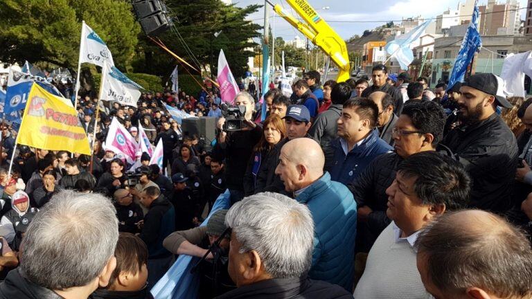 Los trabajadores petroleros se movilizaron en defensa de las fuentes laborales.