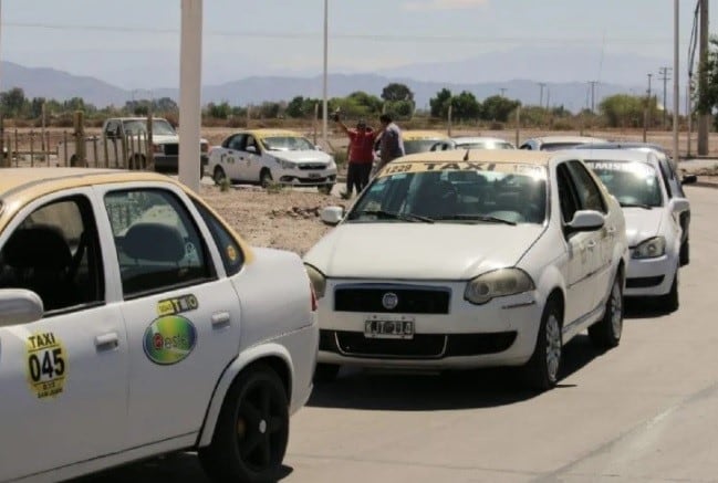 La mayor parte de los que hicieron cola eran taxistas y remiseros.