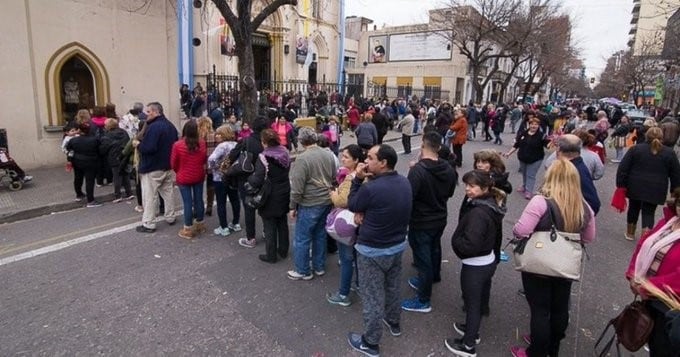 Fieles desde temprano se acercaron ala iglesia tanto para pedir y como agradecer.(Twitter)