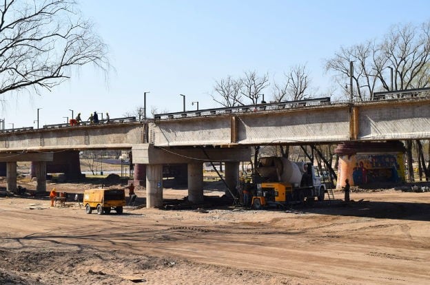 El puente de Río Cuarto registra un 60% de avance de obra.