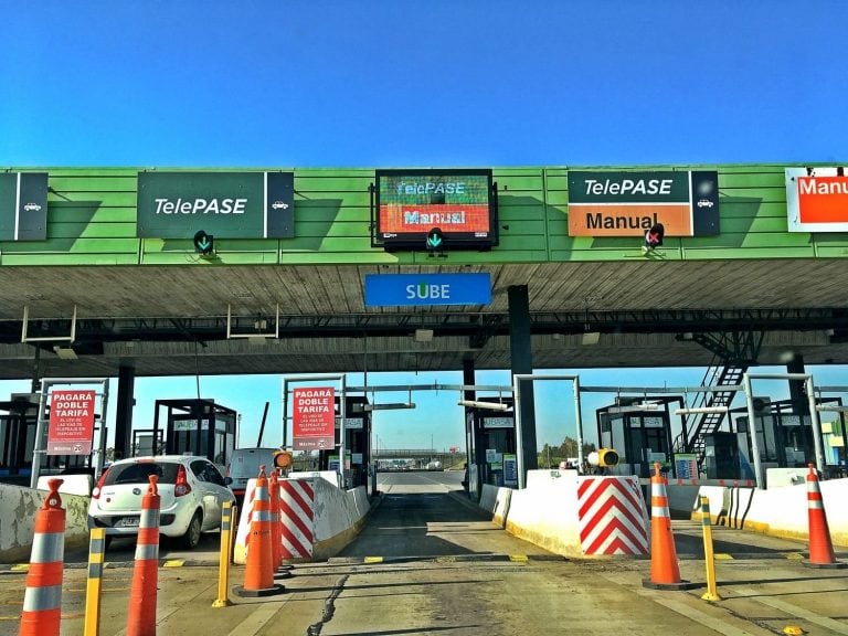 Autopistas Buenos Aires-La Plata. Multas de hasta 15 mil pesos para quienes no paguen el peaje.