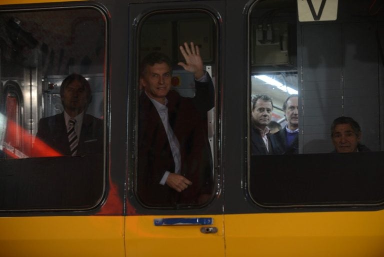 Cuando Macri inauguró las estaciones Juan Manuel de Rosas y Echeverría del subte B (en julio de 2013), llegó a la cabecera en uno de los coches CAF 5000. Crédito: Luciano Thieberguer.