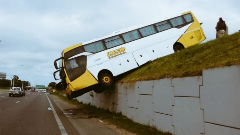 El coche descarriló sobre la mano norte-sur. (@hernanfunes)