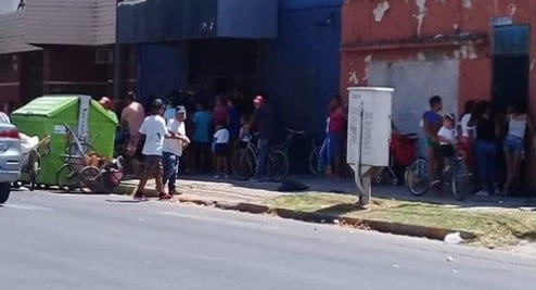 Desborde de gente y corridas por regalo de mercadería en un súper (@CalleDeRosario)