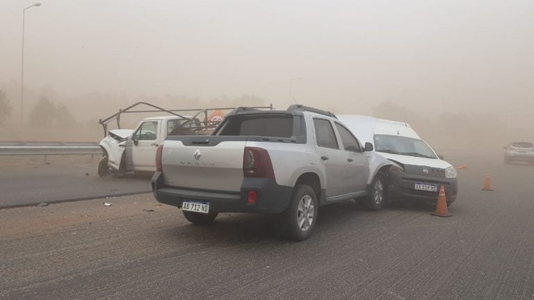 El viento y la tierra dijeron presente en Córdoba y se generaron complicaciones y choques en las rutas.