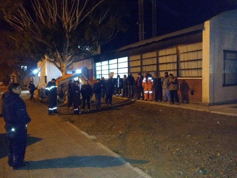 Los vecinos del ARA San Juan acamparon toda la noche frente a la municipalidad.