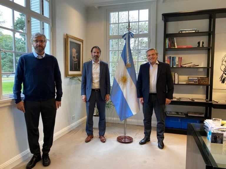 Alberto Fernández con los representantes de las compañías farmacéuticas Pfizer Inc. y BioNTech (Foto: Presidencia)