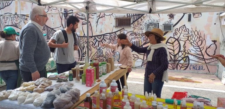 Eduardo Fernández visitó el mercado de productos agroecológicos de Alta Gracia.