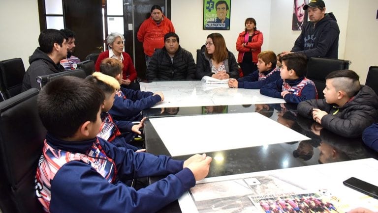 Intendente recibió integrantes club 5 hermanos