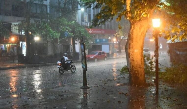 Fuerte lluvia se precipitó en Mendoza\u002E