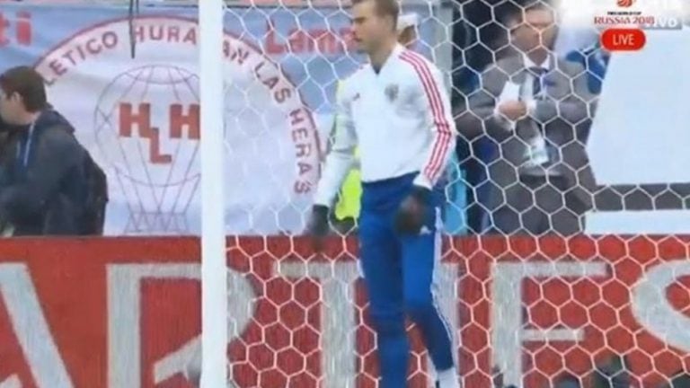 El instante en el que la bandera argentina con el escudo de Huracán Las Heras pudo observarse por TV.